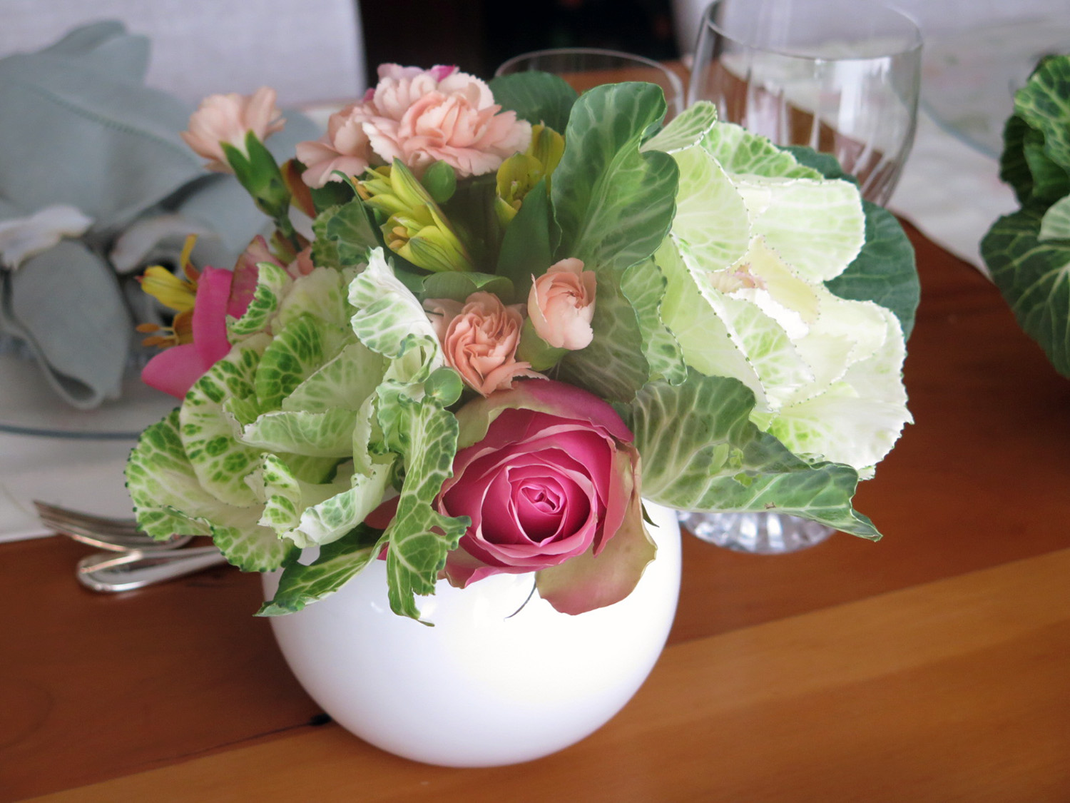 arranjo de flores para mesa com repolho ornamental 