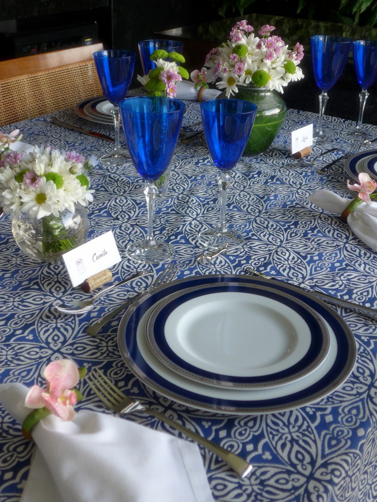 mesa azul e branco