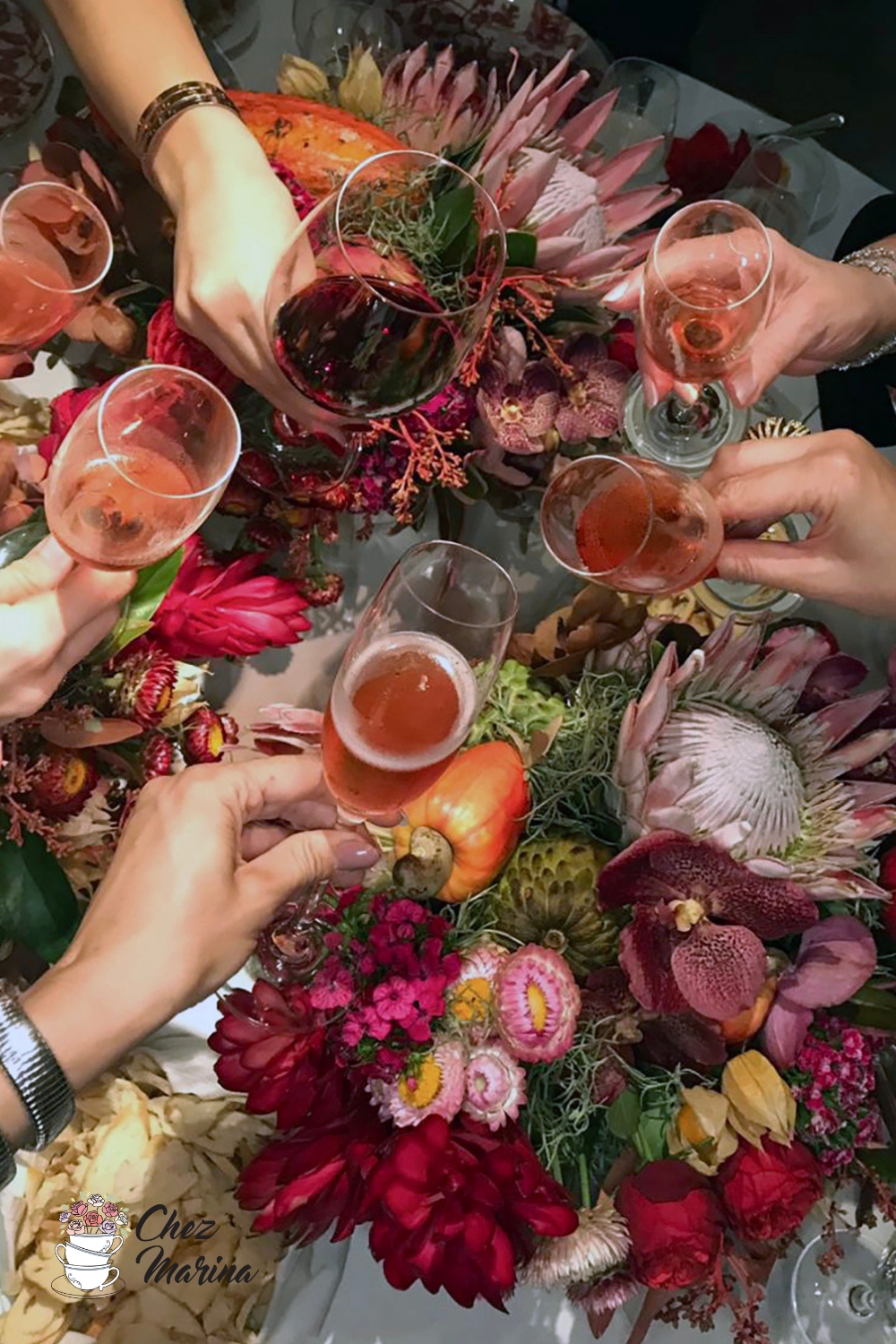 brinde sobre a mesa florida no restaurante a bela sintra