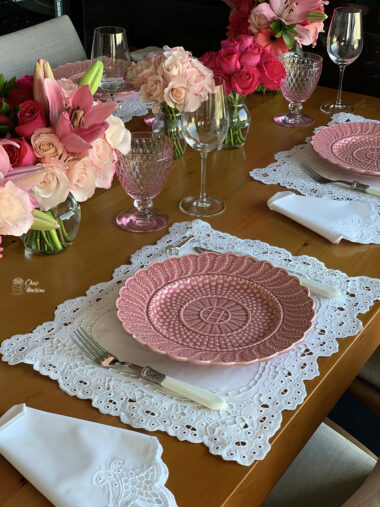 mesa em tons de rosa