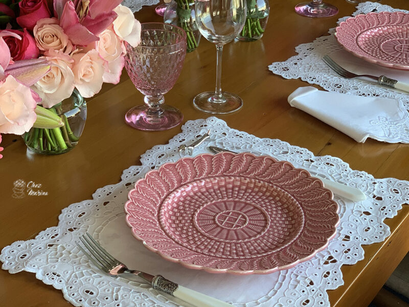 mesa em tons de rosa