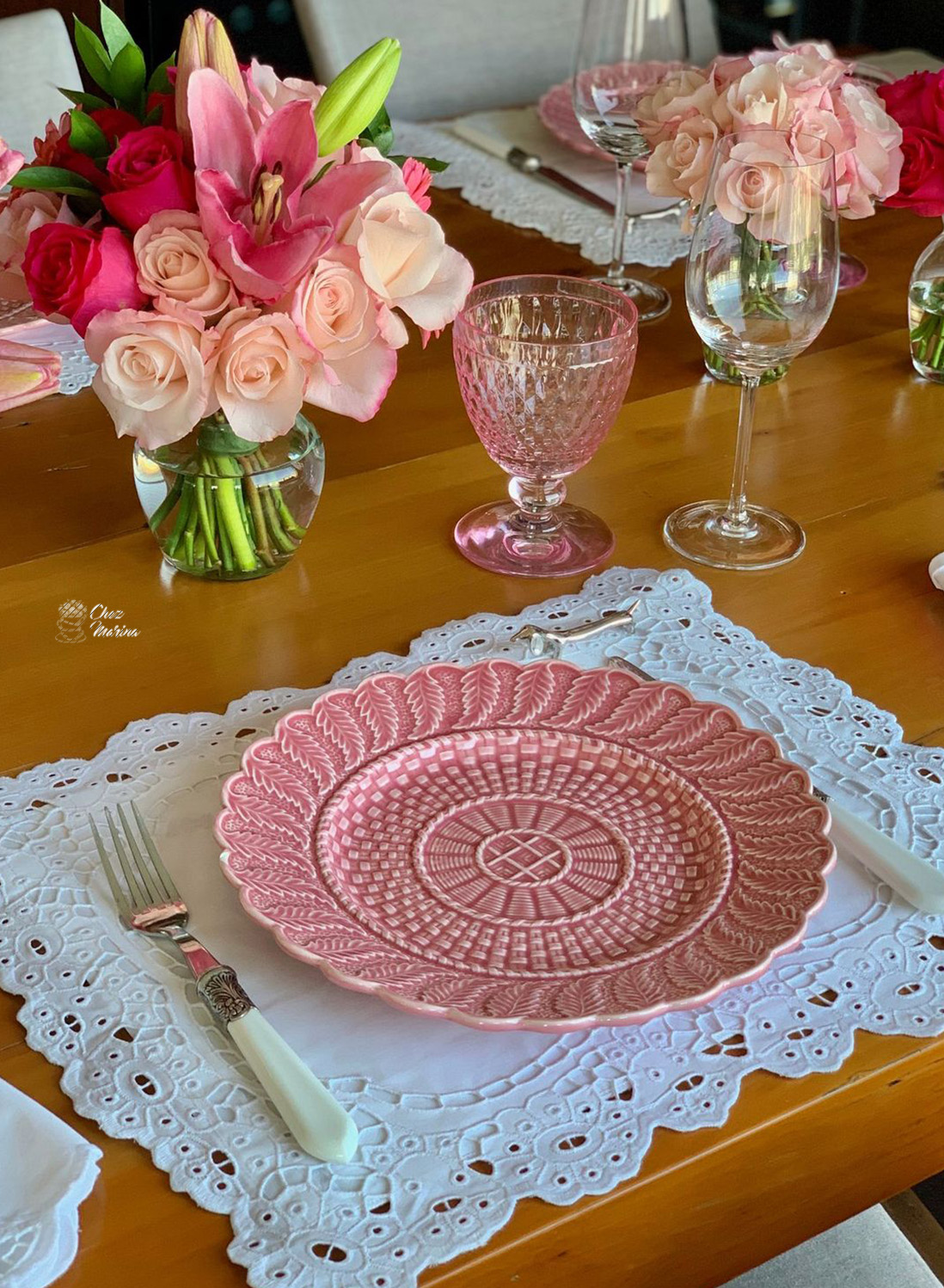 mesa posta em tons de rosa